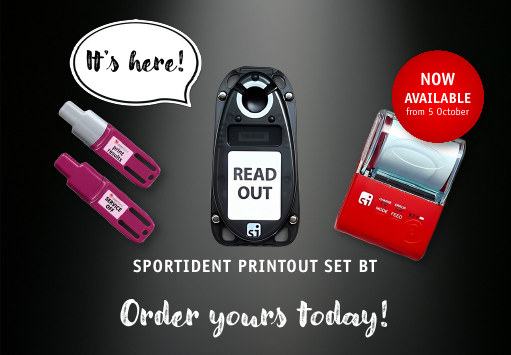 Ein schwarzer Reader mit der Aufschrift „READ OUT“ und zwei pinken Instruction Cards mit Etiketten sowie ein roter Drucker. Ein Sprechblasen mit „It’s here!“ und ein roter Kreis mit „NOW AVAILABLE from 5 October“. Unten steht „SPORTIDENT PRINTOUT SET BT“ und „Order yours today!“.